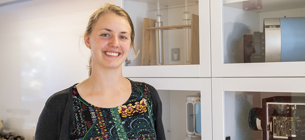 kvinna framför glasskåp
