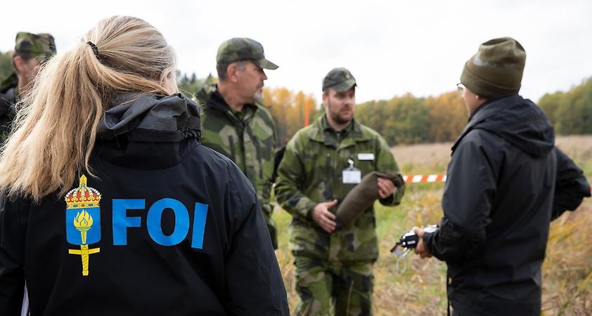 FOI-personal med militärklädd personal