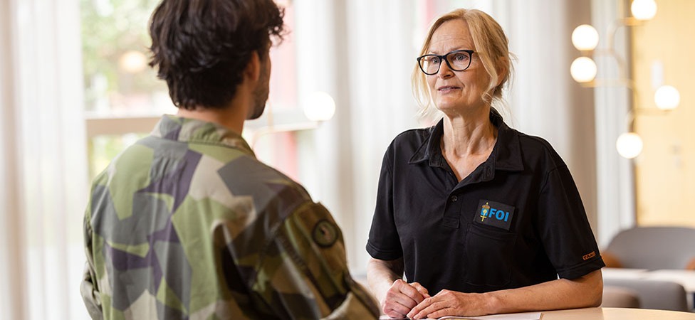 Militär och forskare i samtal