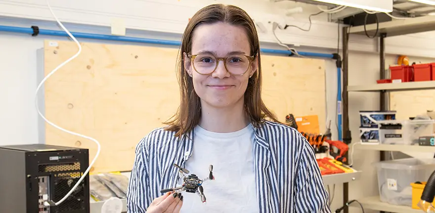 Två kvinnor och en drönare