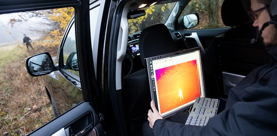 Person with computer in a car