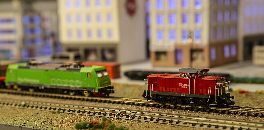 Tåg på räls i miniatyrstad